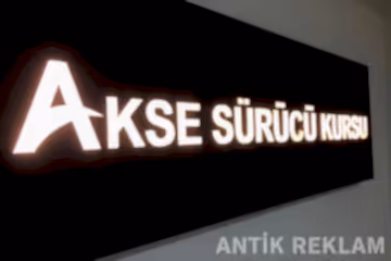 Akse Sürücü Kursu kenar aydınlatmalı kazıma tabela iç mekan görünümü
