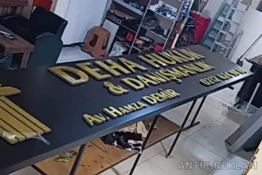 Dena Home ahşap kutu harf alikor boyamalı iç mekan tabela atelier üretim