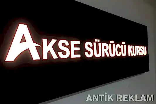 Akse Sürücü Kursu kenar aydınlatmalı kazıma tabela iç mekan görünümü