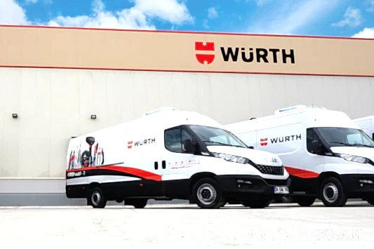 Würth Iveco Daily araç giydirme beyaz kırmızı siyah endüstriyel ürün mobil servis reklam uygulaması