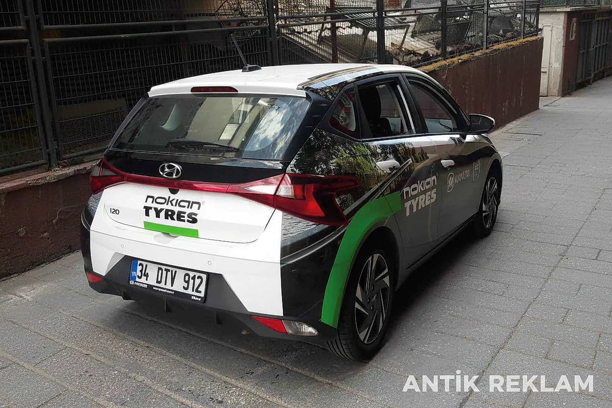 Nokian Tyres Hyundai i20 araç giydirme beyaz siyah yeşil lastik firmaları mobil reklam uygulaması