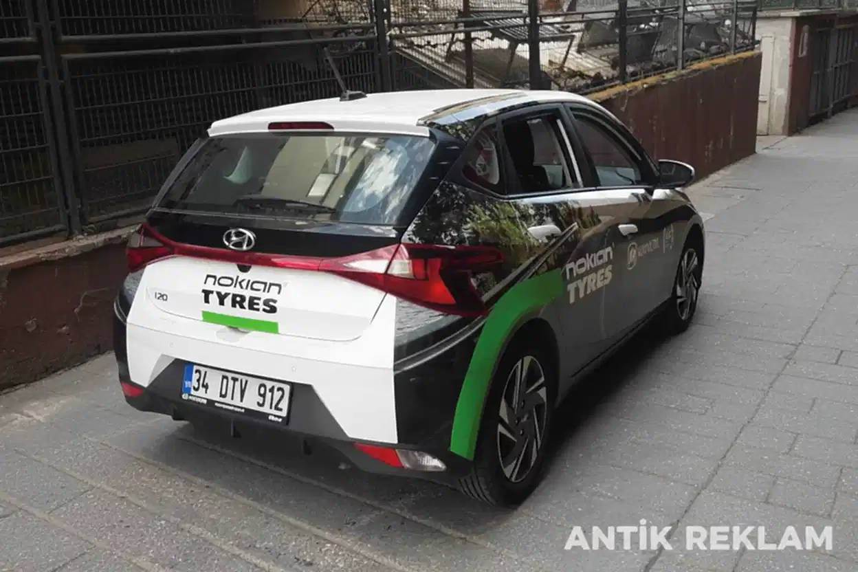 Nokian Tyres Hyundai i20 araç giydirme beyaz siyah yeşil lastik firmaları mobil reklam uygulaması