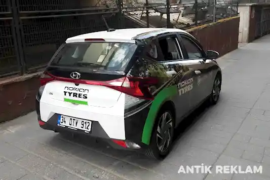 Nokian Tyres Hyundai i20 araç giydirme beyaz siyah yeşil lastik firmaları mobil reklam uygulaması