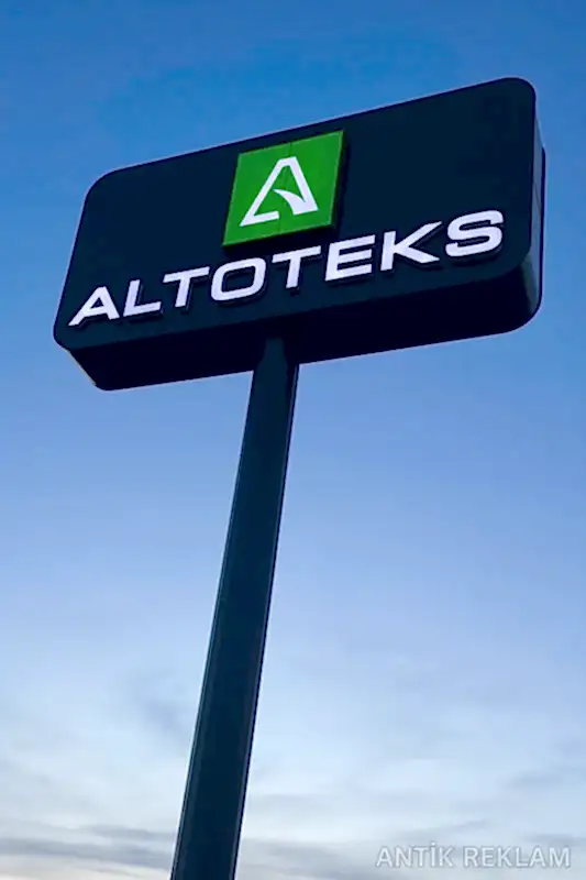 Altoteks tek bacaklı ışıklı totem tabela yüksek direk dış mekan